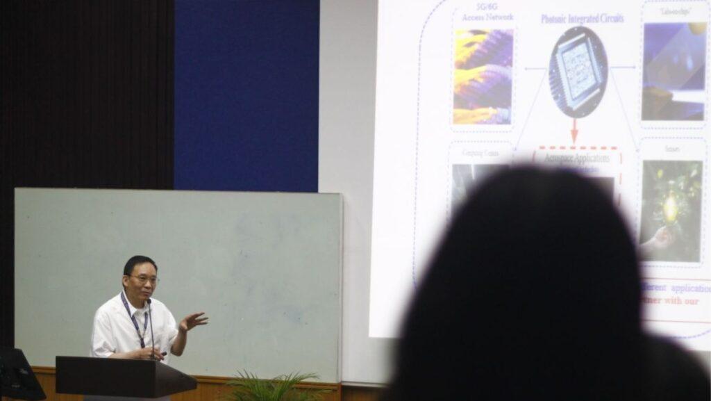 Speaking to a packed auditorium of students and professionals from various schools and institutions, Dr. Benjamin B. Dingel discussed the Ateneo ROSES Laboratory’s commitment to build the Philippines’ optical sciences and photonics engineering capabilities.